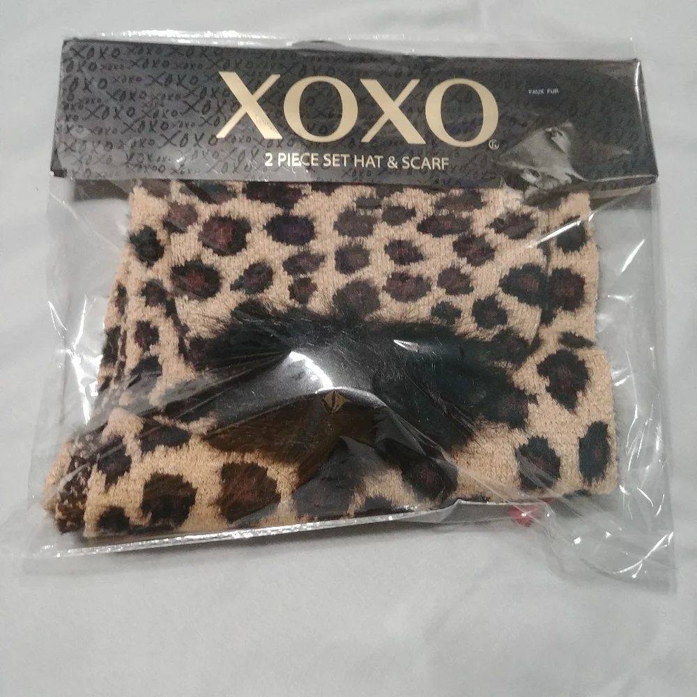 2 piece set Leopard Hat and Leopard Print Scarf Set with Poof, OS  NEW